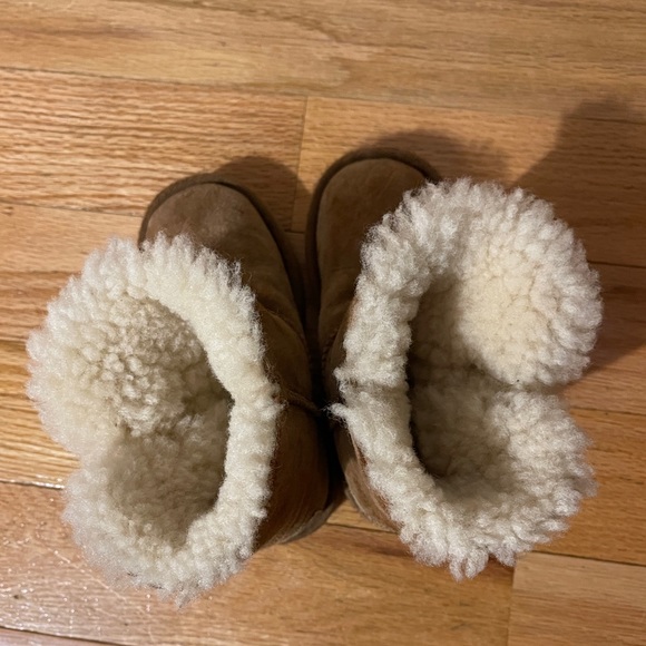 UGG Kids Bailey Button Boots - Picture 4 of 9